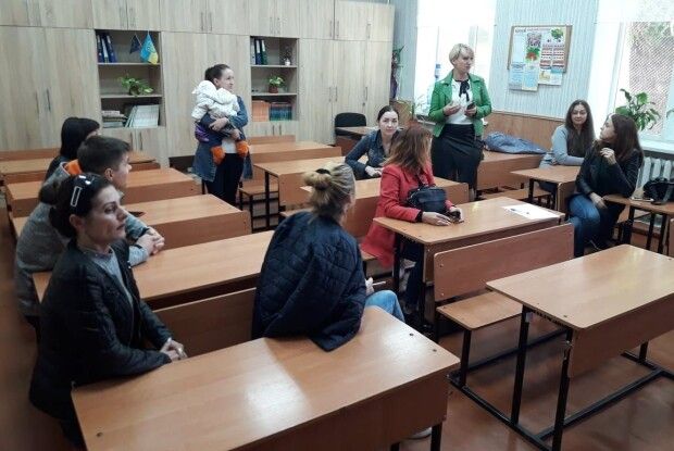Батьки не пускають дітей до школи, бо ті бояться свою однокласницю (Фото)