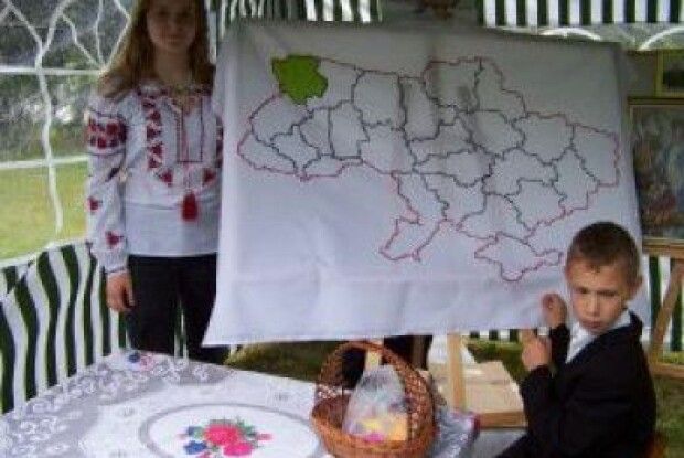 П'ятикласник вишиває бісером карту України