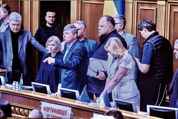 Фортифікації, дрони, церква – фракція «Євросолідарності» блокує трибуну ВР