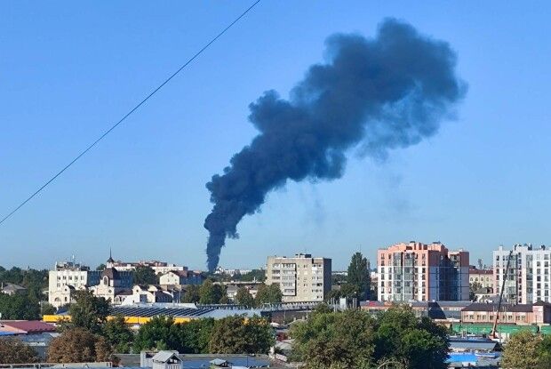 У центрі Луцька спалахнула велика пожежа: над містом здіймається чорний дим