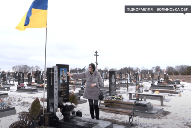 Дружині полеглого Героя з Волині досі болить, що чоловіка не дозволили відспівати в місцевій церкві (Відео)