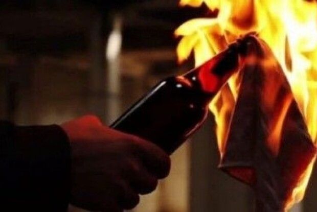 На подвір’я волинян невідомі жбурнули запалювальну суміш