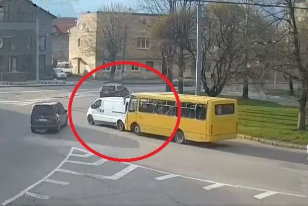 У Луцьку на кільці біля «Променя» маршрутка стукнула легковика (Відео)