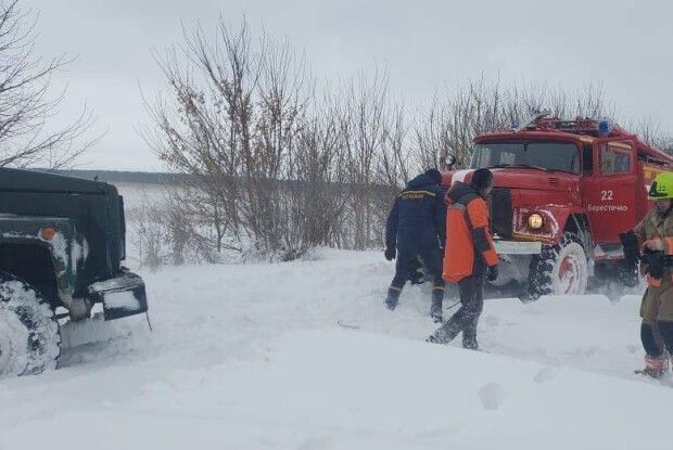 На Волині зі снігового полону поночі визволяли вантажний автомобіль (Відео)