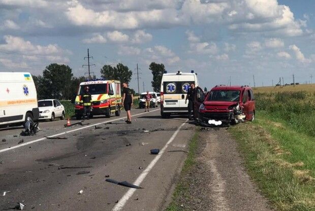 ДТП на Рівненщині: «карети швидкої» і понівечені машини (Відео)