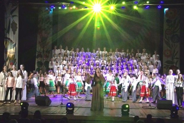 Як учні першої школи разом із Галиною Конах запалювали публіку (Фото, відео)