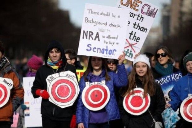 Сотні тисяч американців вийшли на акції за контроль зброї