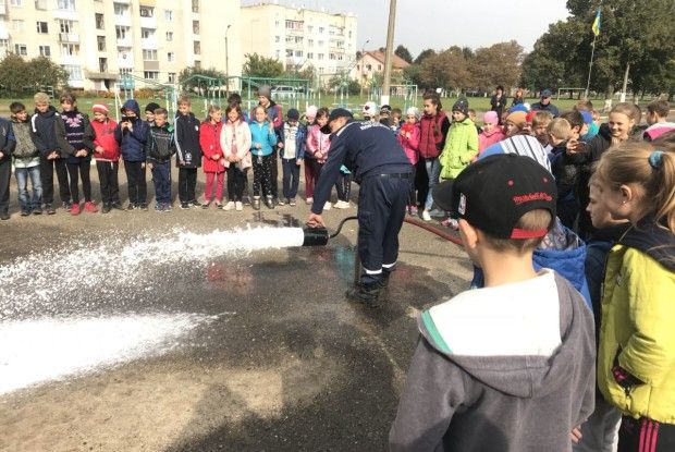 Волинські рятувальники показали школярам свою спецтехніку