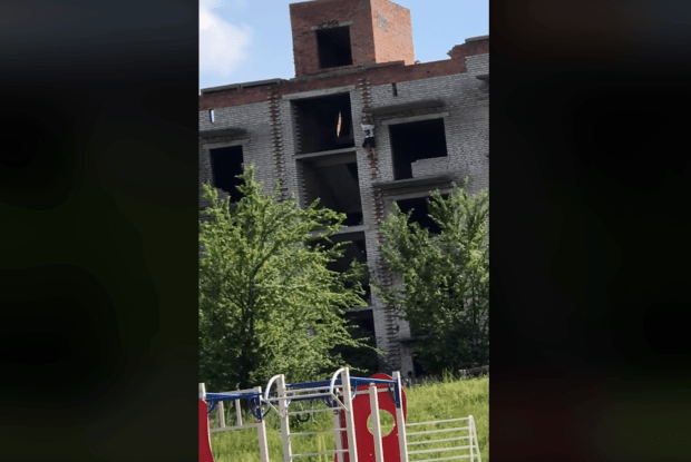 До біди недалеко: у Нововолинську діти по стіні злазили із даху недобудованої багатоповерхівки (Відео)