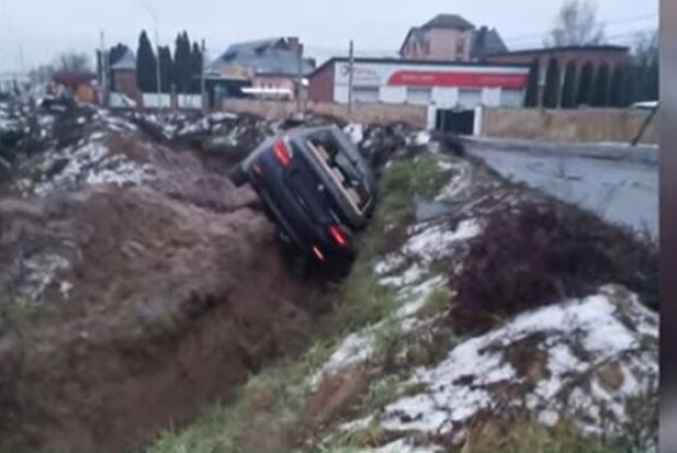 Водій втік: у Луцьку BMW злетіло з дороги в рівчак
