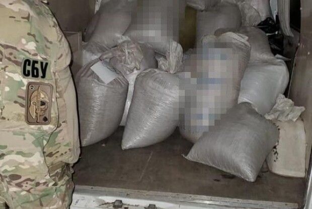 СБУ не дала вивезти з Рівненщини в Азію майже тонну бурштину (Фото)