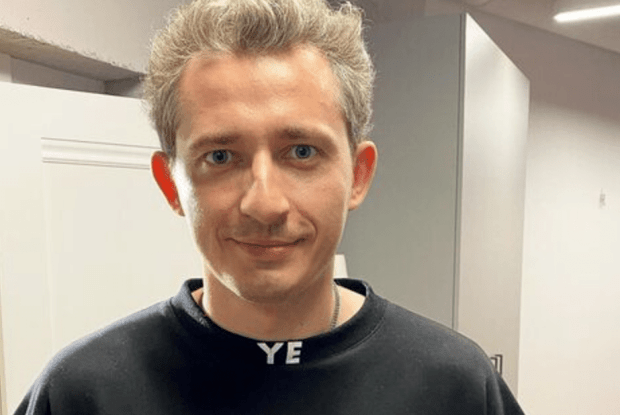 «Привіт, юний воїн»: відомий український музикант-боєць записав чуттєве звернення для школярів (Відео)