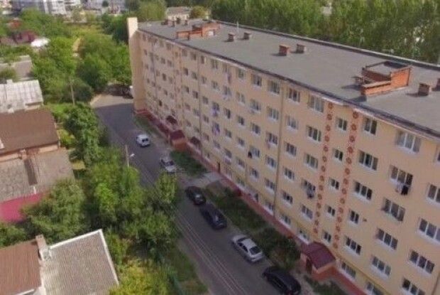 Сусідські війни: у Луцьку чоловік затероризував мешканців будинку судовими позовами 
