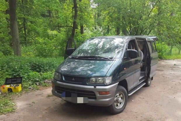 Щоб позбутися «клієнтів», українець поблизу кордону з Польщею підірвав авто з чотирма особами