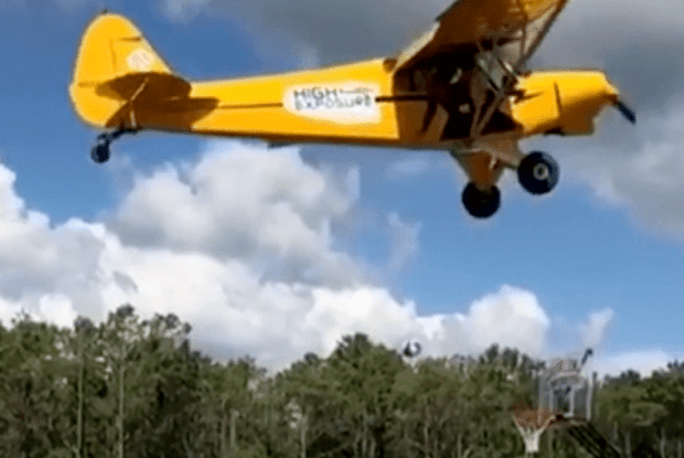 Трюк року: американський баскетболіст закинув м'яч у кошик з літака 