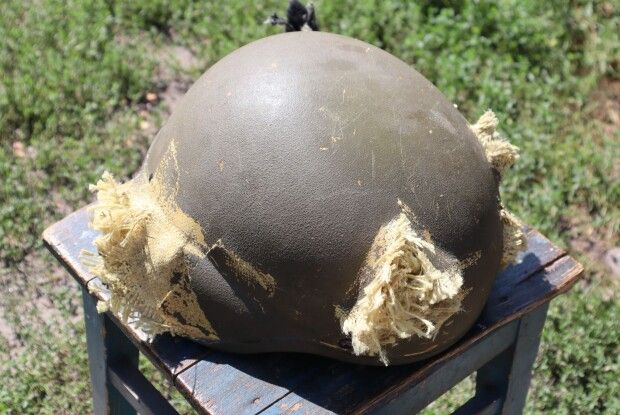 До сліз: показали каску волинського воїна після мінометного обстрілу