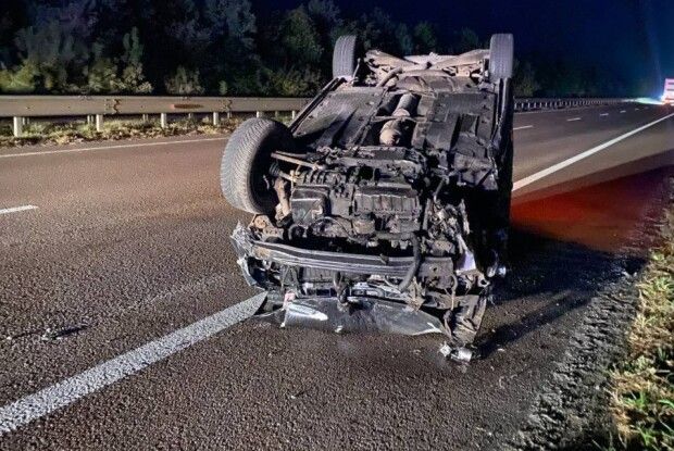 На Рівненській трасі міжнародного значення перекинулося авто