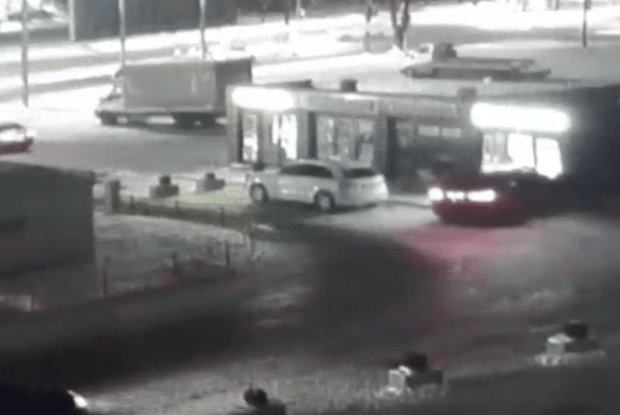 Патрульні показали відео, як BMW влетіло в кав’ярню у Луцьку
