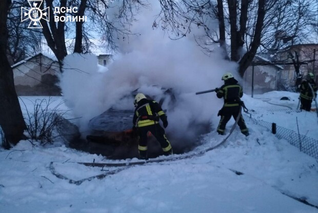 У місті на Волині горів легковий автомобіль