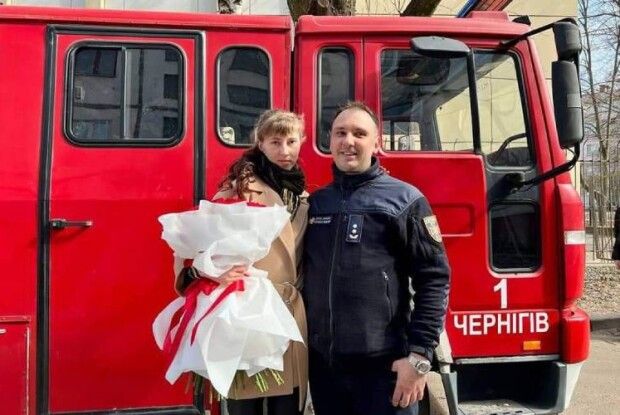 Щоб освідчитись, рятувальник вигадав пожежу в квартирі коханої (Фото)