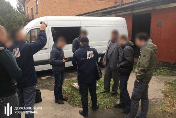 Волосся дибки: працівник податкової змушував підприємця купувати нелегальний алкоголь