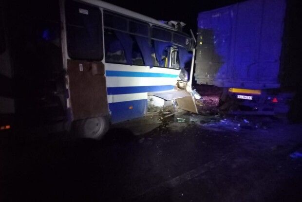 Автобус врізався у вантажівку: на трасі Луцьк-Горохів сталася масштабна ДТП (Фото)