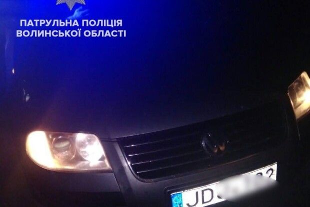 Водієві, який забарикадувався у своєму авто, не вдалось уникнути відповідальності (Відео)