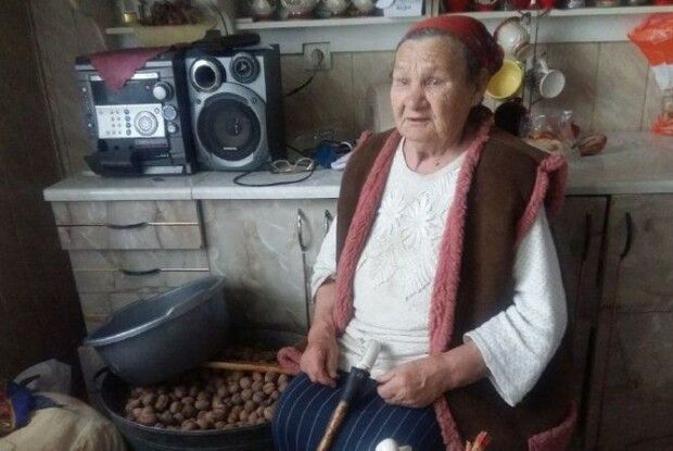 Пенсіонерка з Волині, дорогою до якої вночі застрягла в полі «швидка», лікується  з телевізора (Відео)