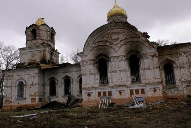Селяни на Чернігівщині моляться у храмі, який окупанти зробили катівнею (Фото)