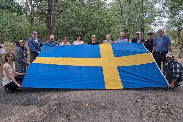 На окупованій Херсонщині таємно переховували і врятували подарований прапор зі Швеції