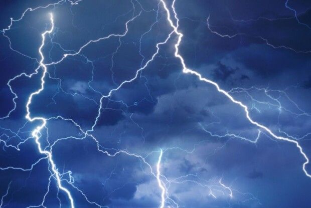 Влучила блискавка: у селі на Волині вогонь наробив збитків