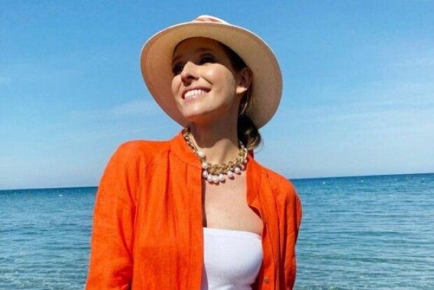 «Так треба вміти»: Катя Осадча в чорному купальнику грайливо прогулялася на пляжі, вразивши вигинами (Фото)