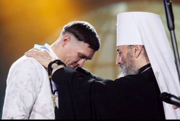 Боксер і «захисник Лаври» Усик одержав церковний орден з рук Онуфрія (фото)