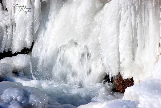 Замерз найбільший в Україні рівнинний водоспад (Фото)