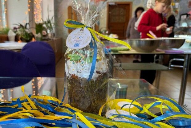 На Волині переселенці випікали Великодні паски для військових