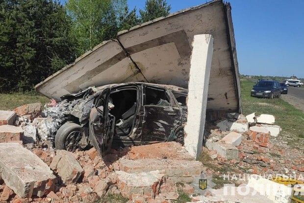 Летальне ДТП на Волині: автівка влетіла в зупинку