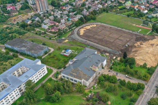Футбольне поле, трибуни для глядачів: в одному з найбільших волинських вишів реконструюють спорткомплекс (Фото)