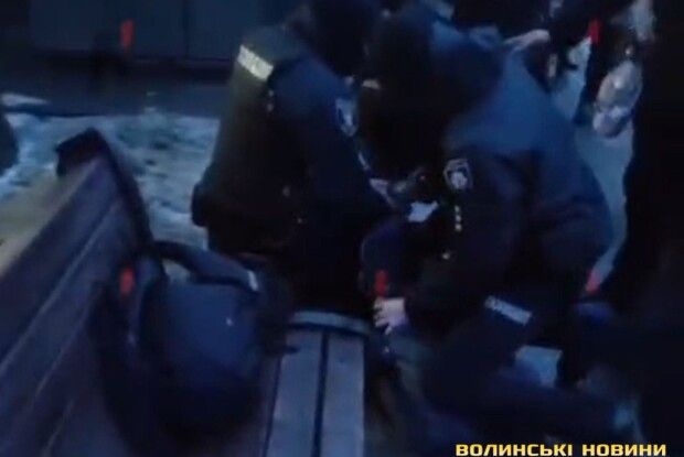У центрі Луцька поліція силоміць затримала пасажира маршрутки (Відео)