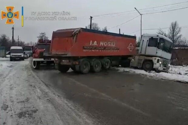 На Волині пожежна автоцистерна витягала фуру, яка з’їхала з дороги (Відео)
