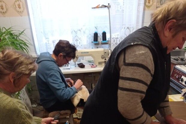 У місті на Волині невтомні пенсіонерки виготовляють необхідні речі для ЗСУ