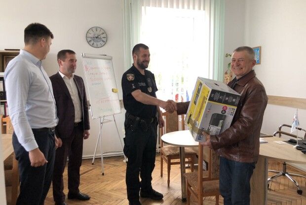 На Волині поліцейському офіцеру громади подарували принтер