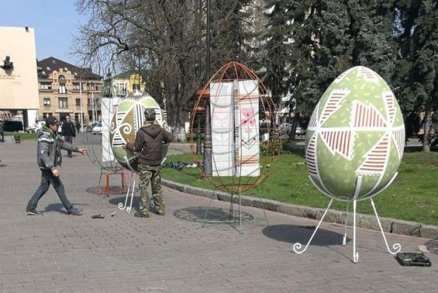 У Луцьку встановлюють писанки