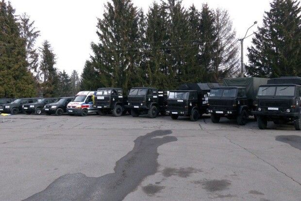 З Рівного передали військовим десять автомобілів. Частина — з армії Польщі