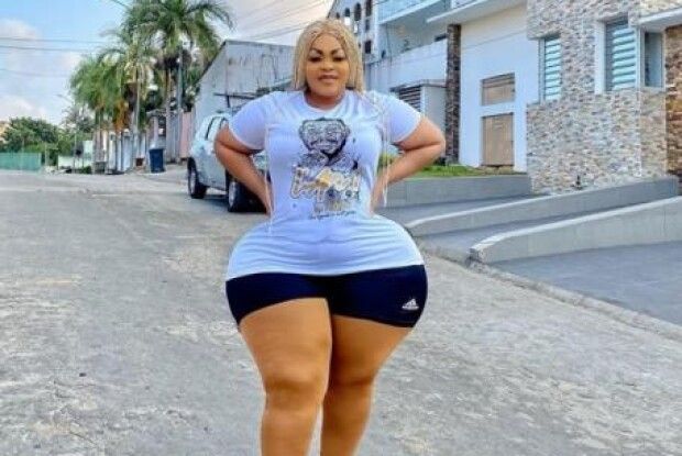 Володарка найбільших стегон в Північній Африці зустрічається з хлопцем в два рази меншим за себе