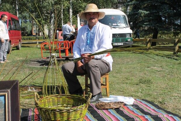 За зиму поліщук може наплести пів сотні виробів із лози