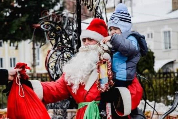 «Бородатий, ваші документи!»: луцькі «муніципали» розповіли, як перевіряли «ксиву» в Діда Мороза