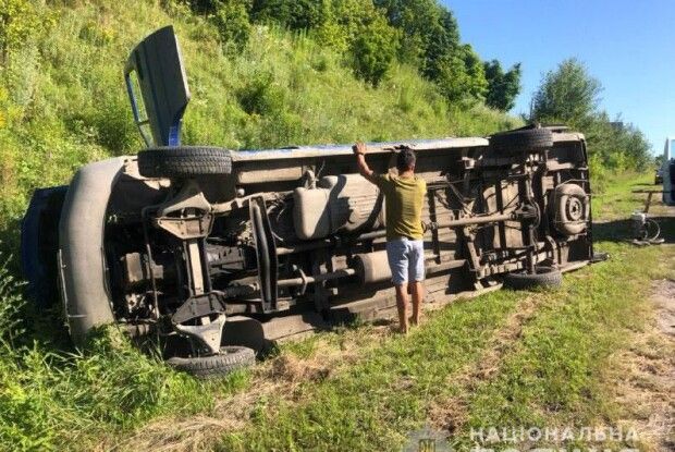Під Рівним перекинувся бус із шістьма людьми (Фото, відео)