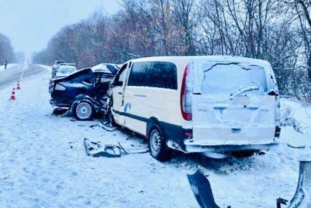В автотрощі на Прикарпатті зіткнулися легковик і мікроавтобус, двоє людей загинули