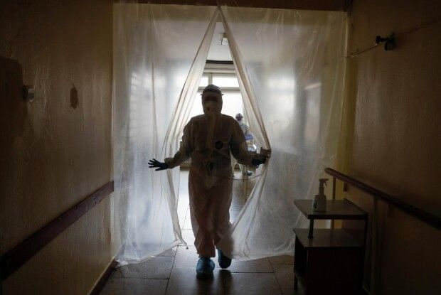 Куди не глянь – трупи: в одній з «ковідних» лікарень тіла мертвих по кілька годин лежать з живими (Фото)