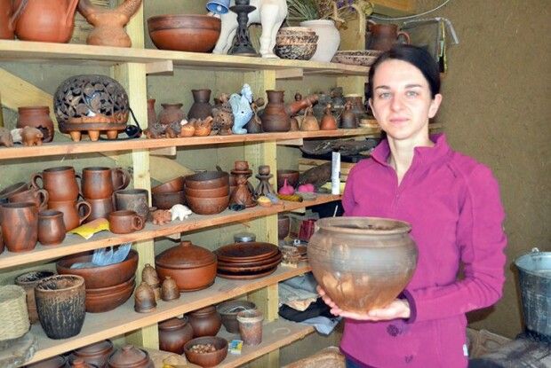 Волинська гончарка: «Не копіюю посуд інших майстрів та не запозичую гуцульських візерунків» (Відео, фото)